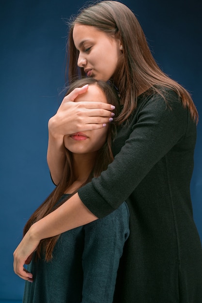 Retrato de dos hermosas gemelas jóvenes