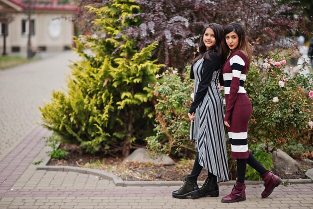 Retrato de dos jóvenes hermosas adolescentes indias o del sur de Asia vestidas