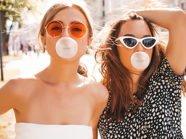 Retrato de dos jóvenes hermosas chicas hipster sonrientes en ropa de moda de verano