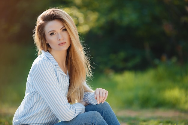 Retrato de dos jóvenes mujeres bonitas al aire libre