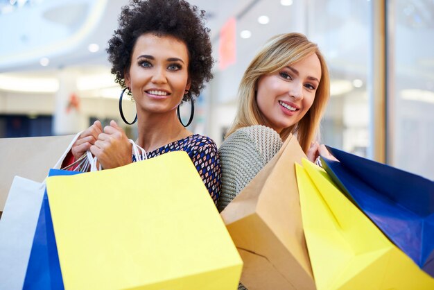 Retrato de dos mujeres en el centro comercial