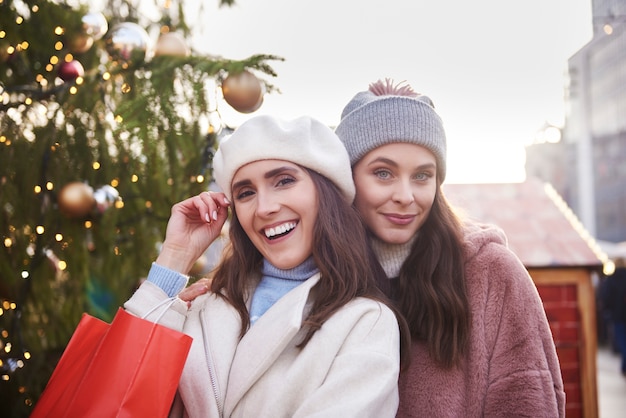 Retrato de dos mujeres en ropa de abrigo en el mercado de Navidad