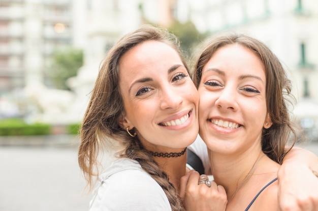 Retrato de dos mujeres sonrientes