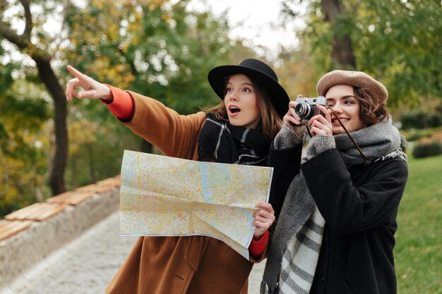 Retrato de dos niñas felices vestidas con ropa de otoño