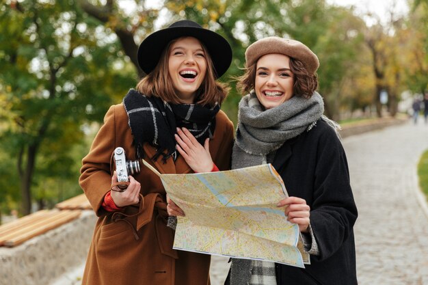 Retrato de dos niñas felices vestidas con ropa de otoño