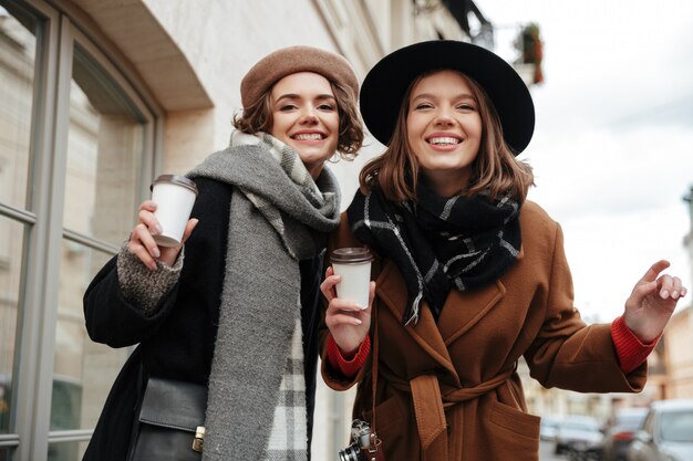 Retrato de dos niñas felices vestidas con ropa de otoño