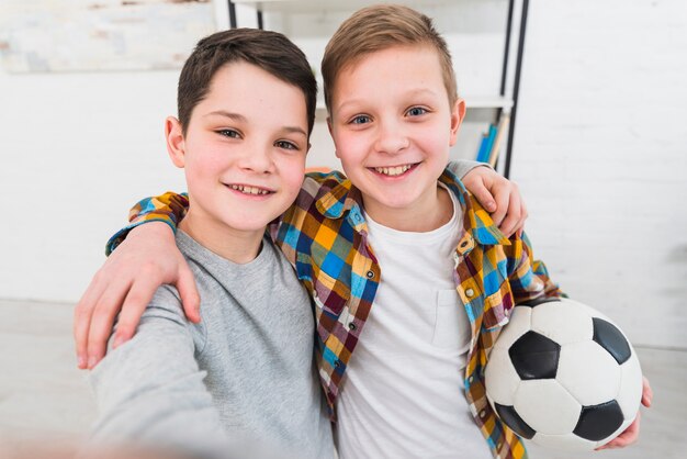 Retrato de dos niños en casa