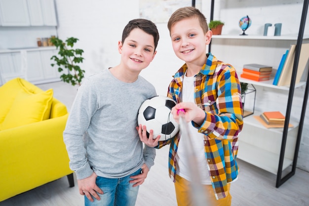 Retrato de dos niños en casa