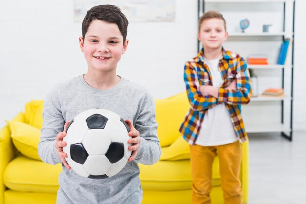 Retrato de dos niños en casa