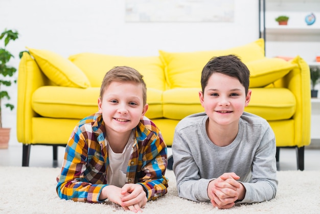 Retrato de dos niños en casa