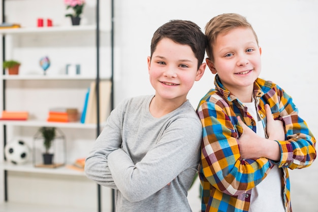 Retrato de dos niños en casa