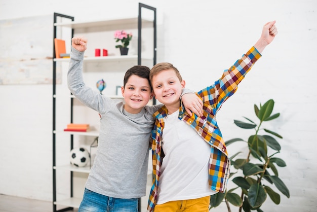 Retrato de dos niños en casa