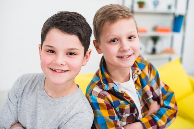 Retrato de dos niños en casa