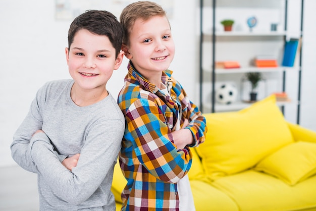 Foto gratuita retrato de dos niños en casa