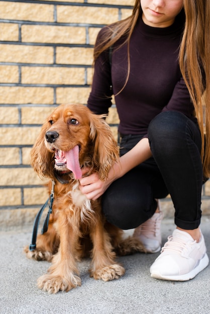 Retrato del dueño con su cachorro