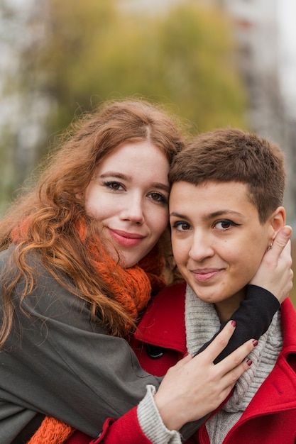 Foto gratuita retrato de dulces mujeres jóvenes juntas