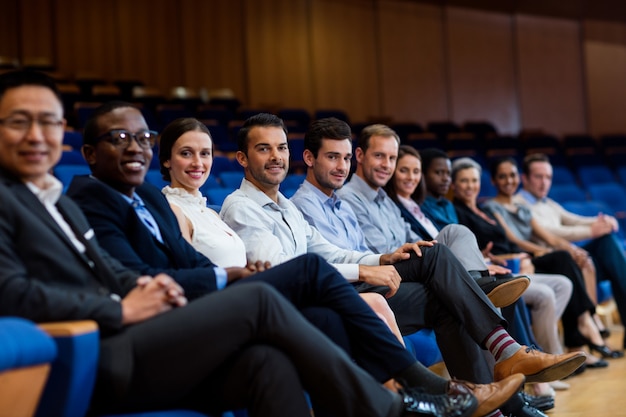 Retrato de ejecutivos de negocios que participan en una reunión de negocios en el centro de conferencias