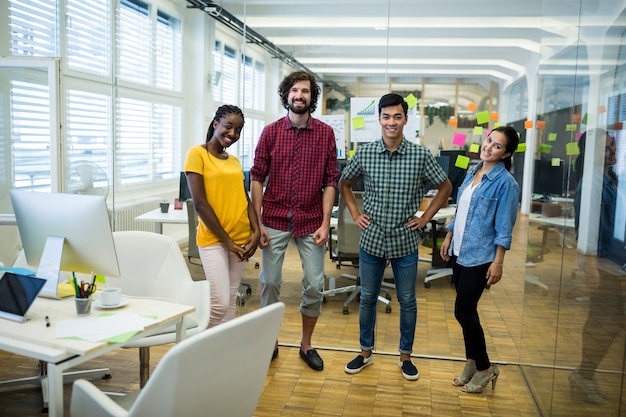 Retrato de ejecutivos de negocios sonriendo a la cámara