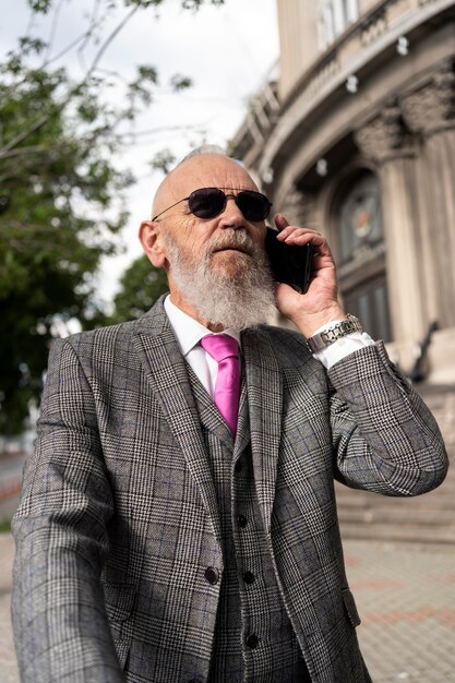 Retrato, de, elegante, hombre mayor, hablar teléfono