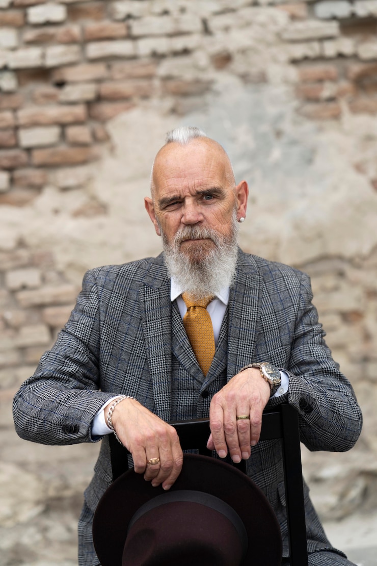 Foto gratuito retrato, de, elegante, hombre mayor, sentado, aire libre