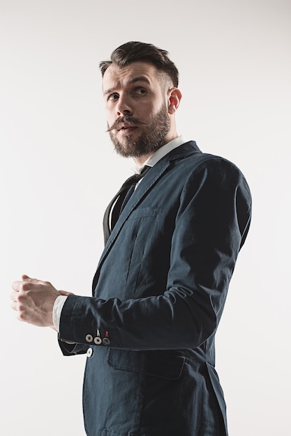 Retrato de elegante joven apuesto en estudio contra blanco. Hombre, llevando, chaqueta