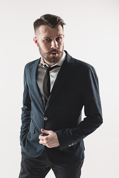 Retrato de elegante joven apuesto en estudio contra blanco. Hombre, llevando, chaqueta