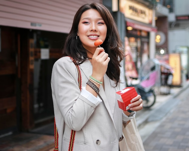 Retrato, de, elegante, mujer joven, sonriente