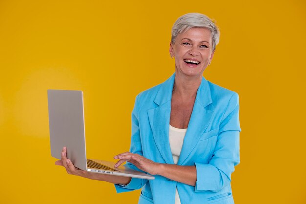 Retrato, de, elegante, mujer mayor, tenencia, un, computadora portátil