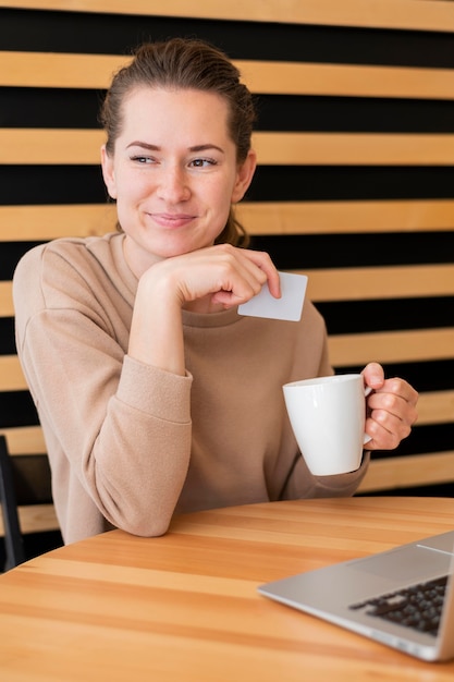 Foto gratuita retrato elegante mujer con tarjeta de crédito