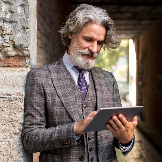 Retrato de elegante tableta de navegación masculina