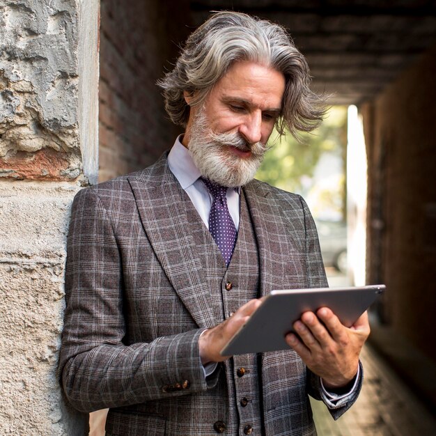 Retrato de elegante tableta de navegación masculina