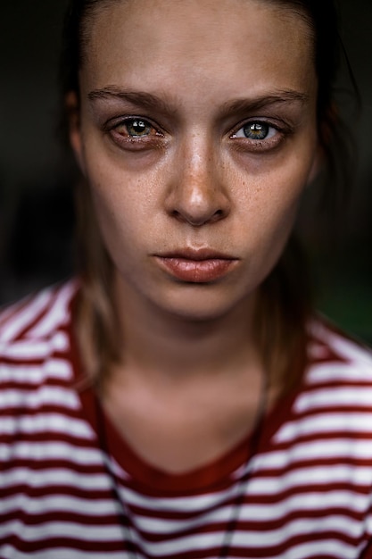 Retrato emocional de una mujer abusada, llorando, hermosa, joven, caucásica en ropa interior - concepto de violencia