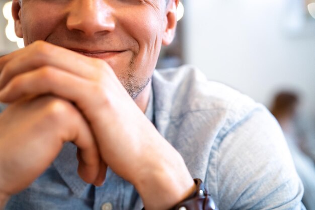 Retrato emocional de un primer plano de hombre joven