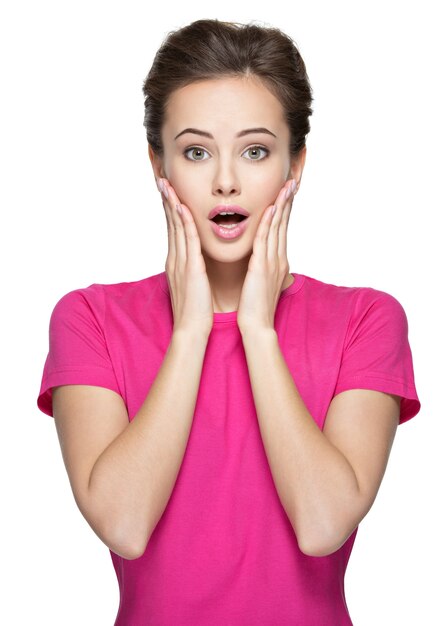 Retrato de las emociones sorprendidas en el rostro de la mujer aislada