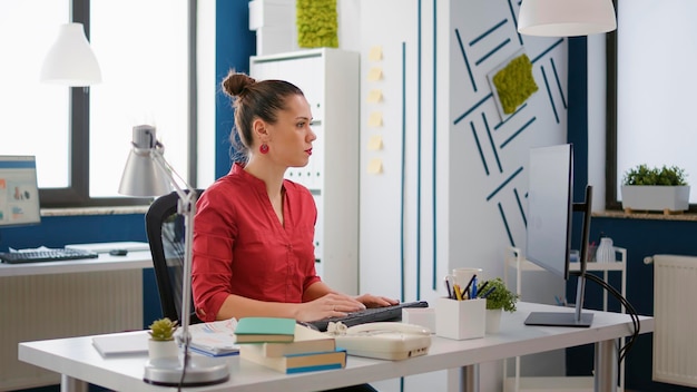 Retrato de un empleado de la empresa que trabaja en estadísticas de investigación, planificando el desarrollo de ventas financieras. Trabajador de oficina que usa computadora para crear cuadros y gráficos para el crecimiento empresarial.