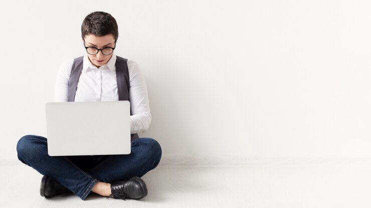 Foto gratuito retrato de emprendedor trabajando en proyecto