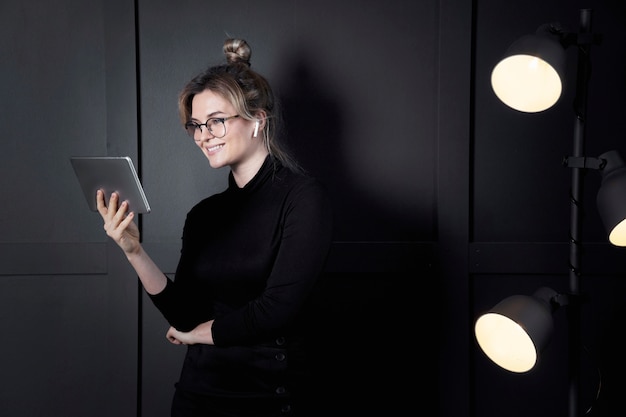 Foto gratuita retrato de empresaria adulta sosteniendo una tableta