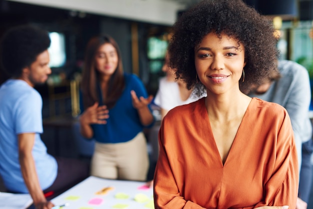 Foto gratuita retrato de empresaria africana líder en esta reunión de negocios