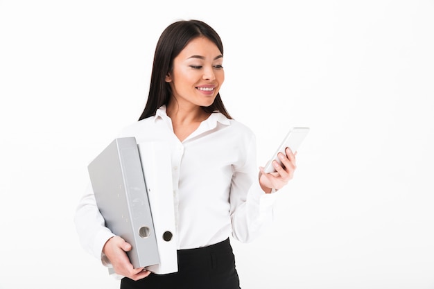 Retrato de una empresaria asiática sonriente con carpetas