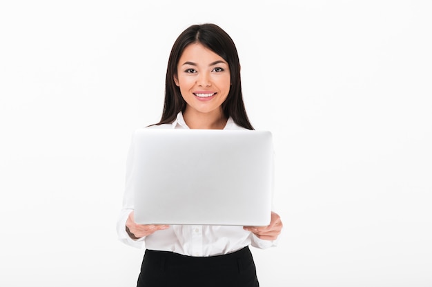 Retrato de una empresaria asiática sonriente