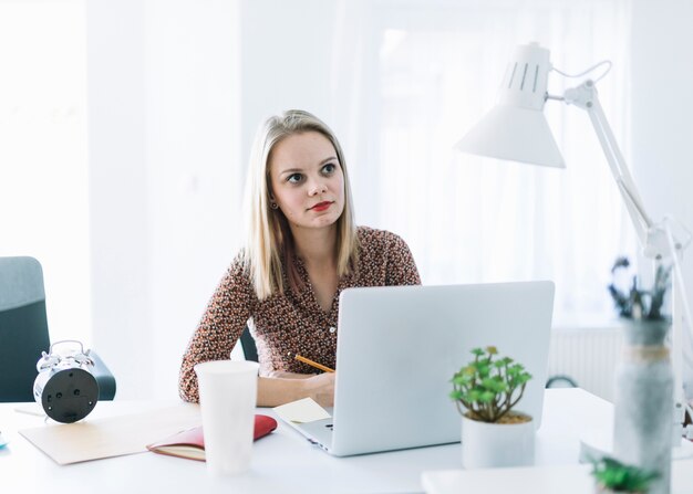 Retrato de empresaria contemplada en el lugar de trabajo