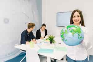 Foto gratuita retrato de una empresaria feliz con globo