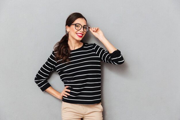 Retrato de una empresaria sonriente en anteojos