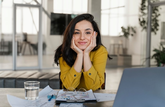 Retrato de empresaria sonriente en su escritorio