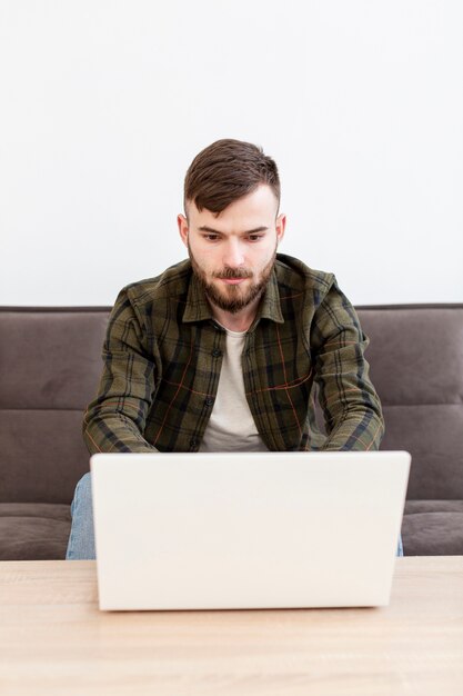 Retrato de empresario adulto trabajando desde casa