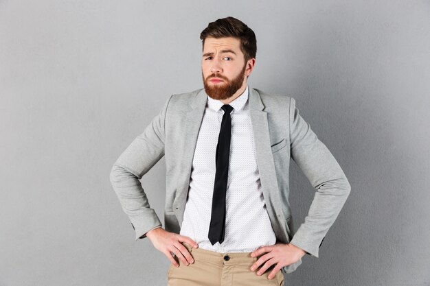 Retrato de un empresario confundido vestido con traje