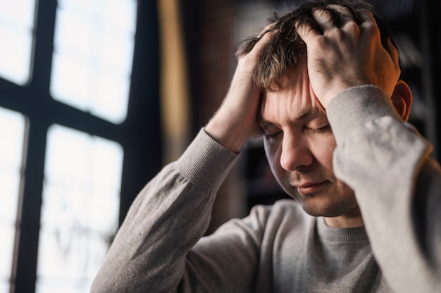 Retrato de empresario con dolor de cabeza