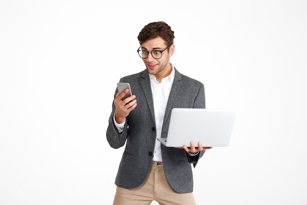 Retrato de un empresario emocionado sorprendido