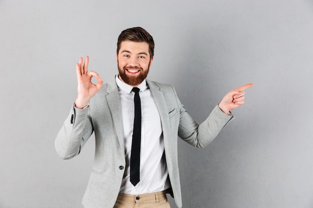 Retrato de un empresario excitado vestido con traje