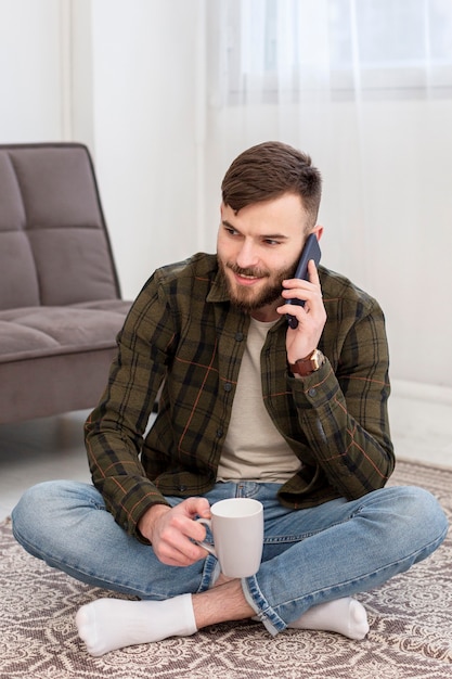 Retrato de empresario hablando por teléfono desde su casa